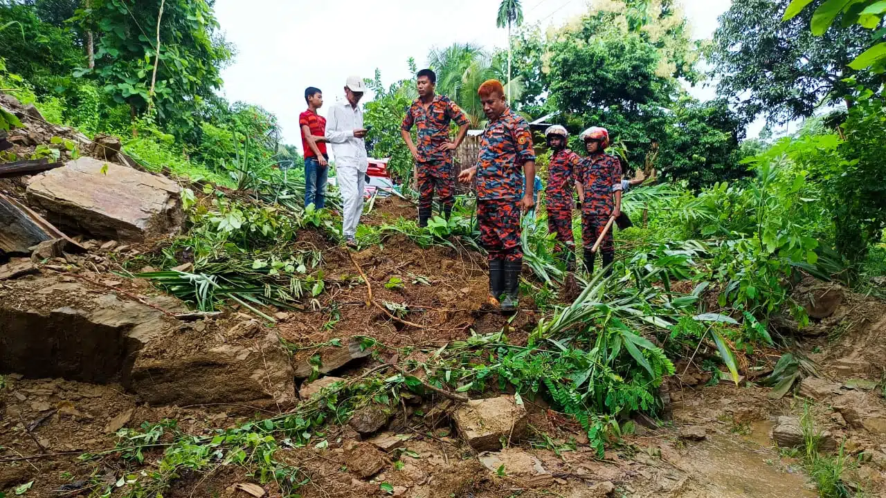 সাজেক-বাঘাইহাট এলাকায় পাহাড় ধসে বন্ধ রয়েছে যান চলাচল।