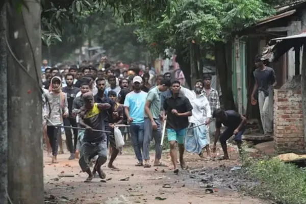 চট্টগ্রাম বিশ্ববিদ্যালয়ে শিক্ষার্থী ও স্থানীয় বাসিন্দাদের মধ্যে ব্যাপক সংঘর্ষের ঘটনা ঘটেছে।
