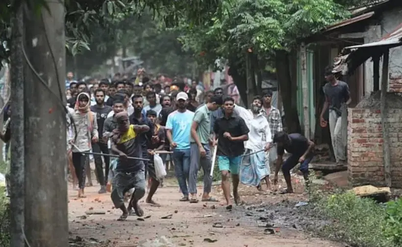 চট্টগ্রাম বিশ্ববিদ্যালয়ে শিক্ষার্থী ও স্থানীয় বাসিন্দাদের মধ্যে ব্যাপক সংঘর্ষের ঘটনা ঘটেছে।