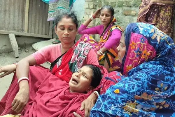 দুই ব্যক্তিকে 'ভ্যান চোর সন্দেহে' পিটিয়ে হত্যার ঘটনা ঘটেছে।