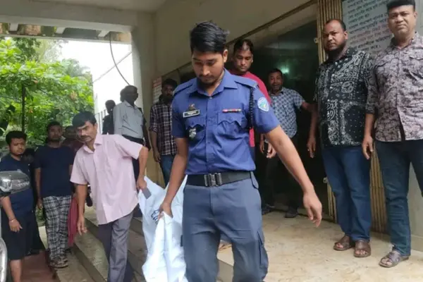 থানা হাজতের গ্রিলে ঝুলন্ত অবস্থায় দুর্জয় চৌধুরী নামে এক হাজতির মরদেহ পাওয়া গেছে।