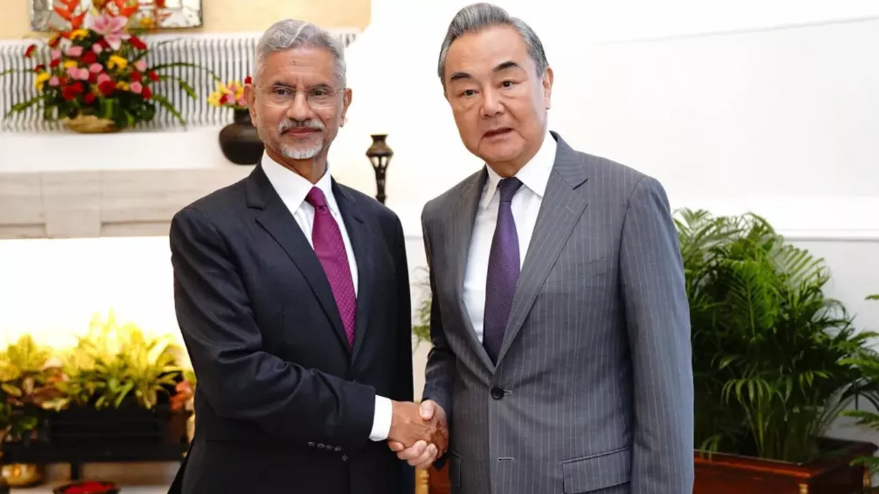 ভারত-চীন সম্পর্কের শীতলতা কাটিয়ে এগিয়ে যাওয়ার বার্তা দিয়েছেন ভারতের পররাষ্ট্রমন্ত্রী এস জয়শঙ্কর।