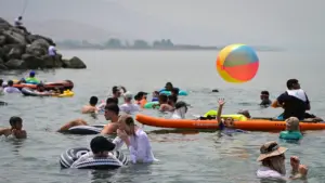 ইসরায়েল পুড়ছে রেকর্ড তাপমাত্রায়।