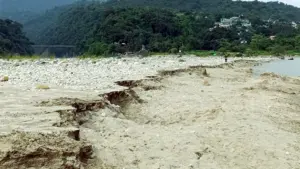 ৩ দিনে প্রায় ৪০ থেকে ৫০ হাজার ঘনফুট পাথর লুট হয়েছে, যার বাজারমূল্য আনুমানিক ৬০ লাখ টাকা।
