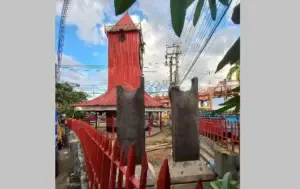 ঐতিহ্যবাহী আলী আমজদের ঘড়ির ঠিক পাশেই জুলাইয়ের শহীদদের স্মরণে স্মৃতিফলক ‘স্ট্রিট মেমোরি স্ট্যাম্প’ নির্মাণ করা হচ্ছে।