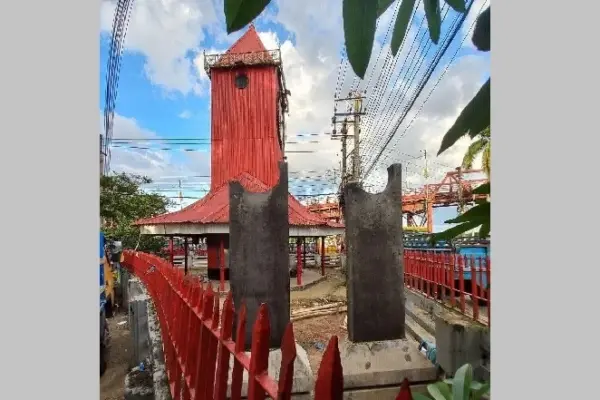 ঐতিহ্যবাহী আলী আমজদের ঘড়ির ঠিক পাশেই জুলাইয়ের শহীদদের স্মরণে স্মৃতিফলক ‘স্ট্রিট মেমোরি স্ট্যাম্প’ নির্মাণ করা হচ্ছে।