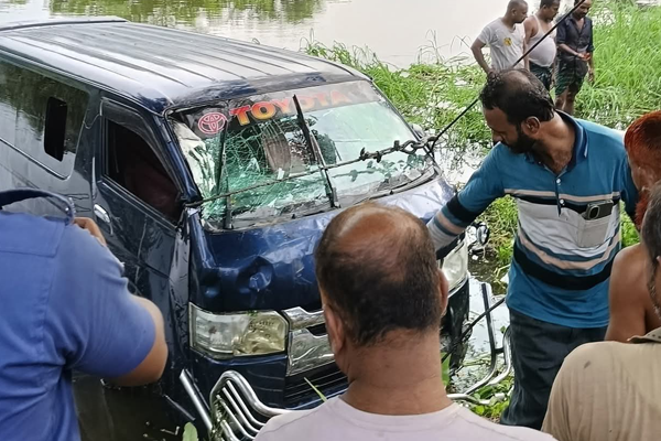 মাইক্রোবাস নিয়ন্ত্রণ হারিয়ে খালে পড়ে একই পরিবারের সাতজন নিহত হয়েছেন।