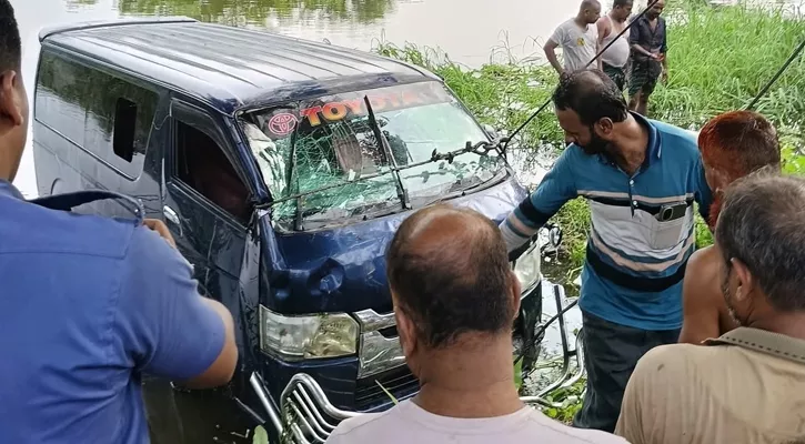 মাইক্রোবাস নিয়ন্ত্রণ হারিয়ে খালে পড়ে একই পরিবারের সাতজন নিহত হয়েছেন।