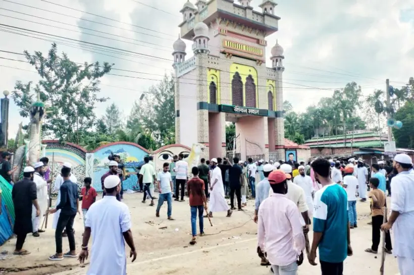 ব্যাপক হামলা, ভাঙচুর ও অগ্নিসংযোগের ঘটনা ঘটেছে।