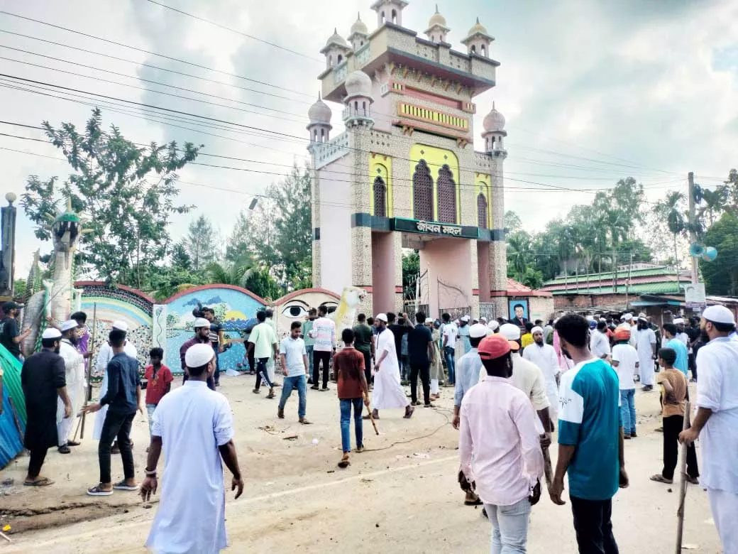 ব্যাপক হামলা, ভাঙচুর ও অগ্নিসংযোগের ঘটনা ঘটেছে।