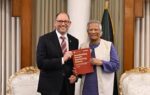 বাংলাদেশের সাবেক আলোচিত মার্কিন রাষ্ট্রদূত পিটার হাস এবং ডক্টর ইউনূস হাস্যোজ্জ্বল ভঙ্গিতে দাঁড়িয়ে পোজ দিচ্ছেন।