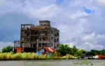 পুলিশের অস্থায়ী ক্যাম্পে অতর্কিত হামলা চালিয়েছে স্থানীয় নৌ-ডাকাত গ্রুপের সদস্যরা।