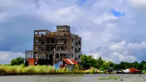 পুলিশের অস্থায়ী ক্যাম্পে অতর্কিত হামলা চালিয়েছে স্থানীয় নৌ-ডাকাত গ্রুপের সদস্যরা।