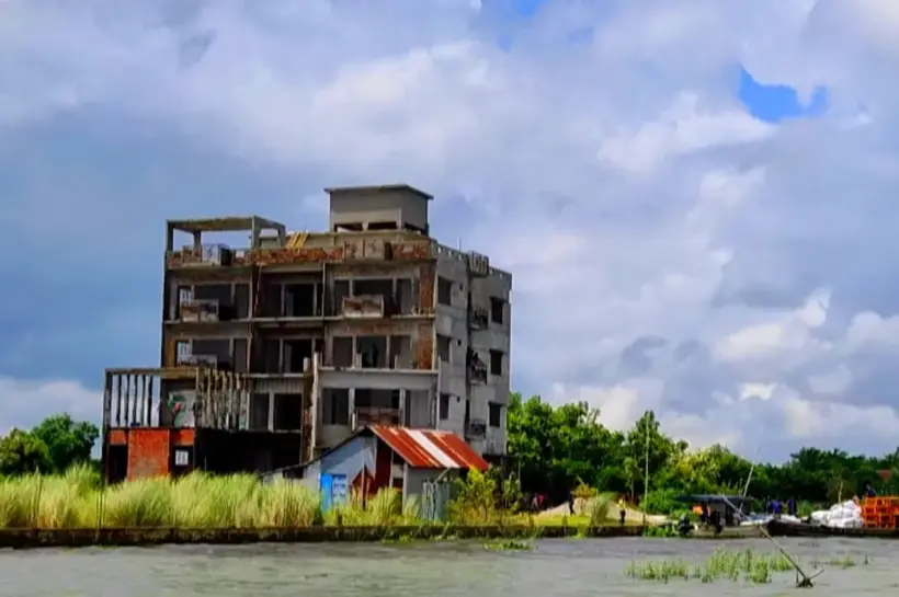 পুলিশের অস্থায়ী ক্যাম্পে অতর্কিত হামলা চালিয়েছে স্থানীয় নৌ-ডাকাত গ্রুপের সদস্যরা।