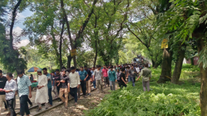 শিক্ষার্থীরা রেলপথ অবরোধ করে বিক্ষোভ করছেন।