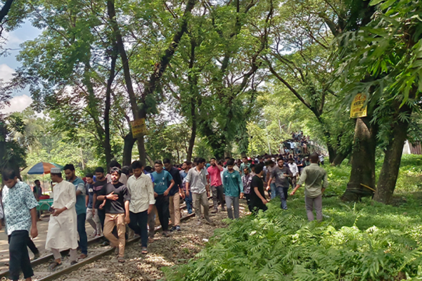 শিক্ষার্থীরা রেলপথ অবরোধ করে বিক্ষোভ করছেন।
