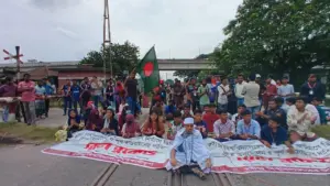 রেলপথ ব্লকেড করে চলছে রবীন্দ্র বিশ্ববিদ্যালয় শিক্ষার্থীদের আন্দোলন।