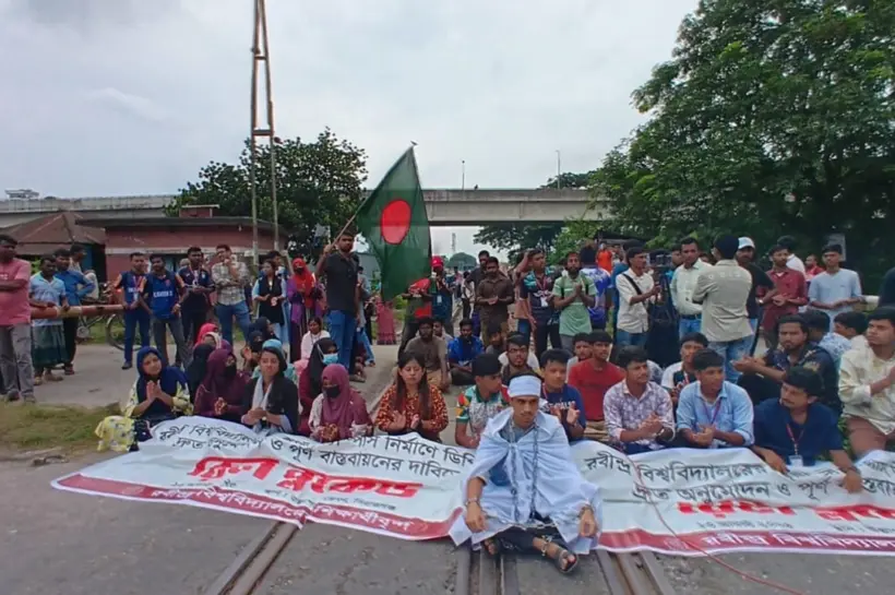 রেলপথ ব্লকেড করে চলছে রবীন্দ্র বিশ্ববিদ্যালয় শিক্ষার্থীদের আন্দোলন।