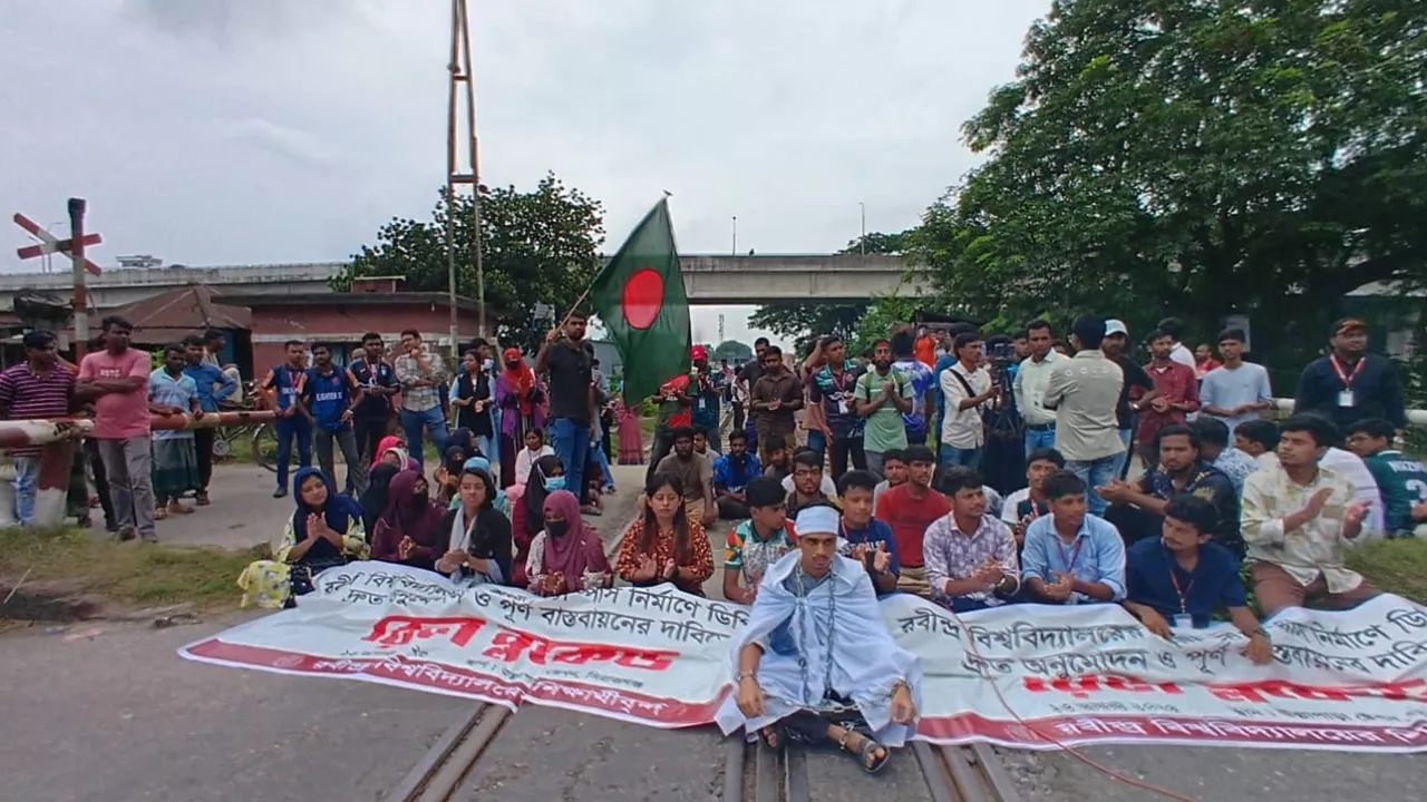 রেলপথ ব্লকেড করে চলছে রবীন্দ্র বিশ্ববিদ্যালয় শিক্ষার্থীদের আন্দোলন।