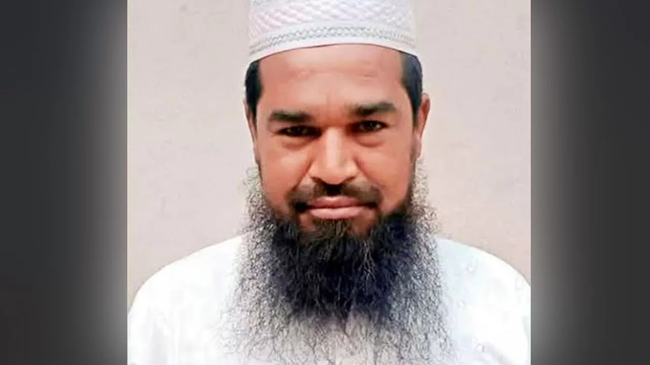 যুবলীগ নেতা রেজাউল ইসলামকে গলাকেটে হত্যা করা হয়েছে।
