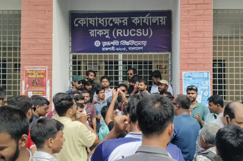 অবস্থান কর্মসূচি পালন করেছে ছাত্রদল।