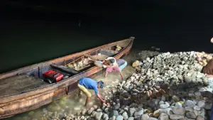 লুট হওয়া সাদা পাথর উদ্ধারে অভিযান চালিয়েছে যৌথ বাহিনী।