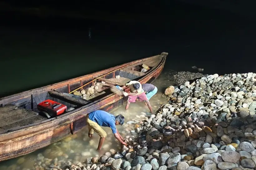 লুট হওয়া সাদা পাথর উদ্ধারে অভিযান চালিয়েছে যৌথ বাহিনী।