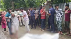 ছাত্রলীগ নেতা মো. সাইফুল্লাহ আরিফকে (৩০) তার বাসার সামনে কুপিয়ে হত্যা করা হয়েছে।
