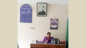 প্রধান শিক্ষক শামিমা ইয়াছমিন ছবিটি সরিয়ে ফেলতে বাধ্য হয়েছেন।