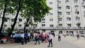 বাংলাদেশ সচিবালয়ের ভেতরে নিরাপত্তা জোরদারকরণে বেশ কিছু জরুরি নির্দেশনা দিয়েছে স্বরাষ্ট্র মন্ত্রণালয়।