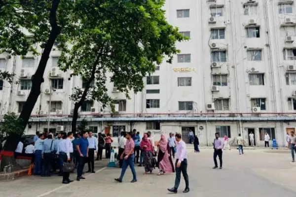 বাংলাদেশ সচিবালয়ের ভেতরে নিরাপত্তা জোরদারকরণে বেশ কিছু জরুরি নির্দেশনা দিয়েছে স্বরাষ্ট্র মন্ত্রণালয়।