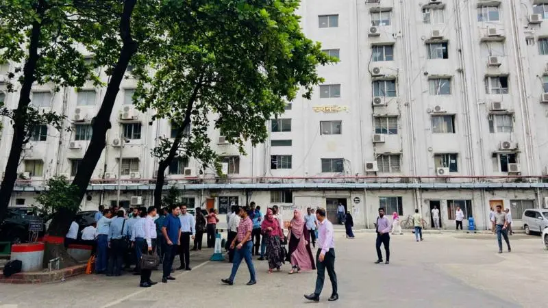 বাংলাদেশ সচিবালয়ের ভেতরে নিরাপত্তা জোরদারকরণে বেশ কিছু জরুরি নির্দেশনা দিয়েছে স্বরাষ্ট্র মন্ত্রণালয়।