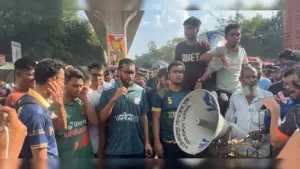 ঢাকার শাহবাগ মোড় অবরোধ করা হয়েছে।