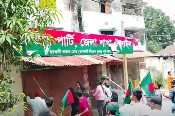 টাঙ্গাইলে জাতীয় পার্টির অফিস ভাঙচুর করা হয়েছে।