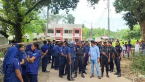শিক্ষকদের বিক্ষোভ সমাবেশে লাঠিচার্জ করেছে পুলিশ।
