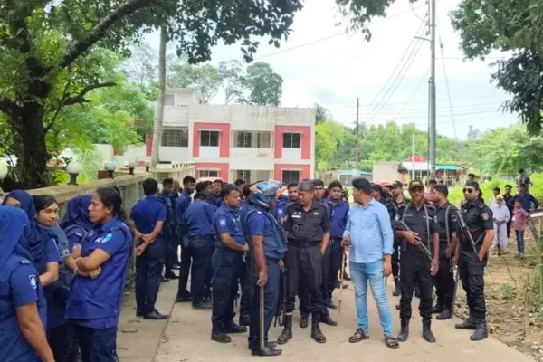 শিক্ষকদের বিক্ষোভ সমাবেশে লাঠিচার্জ করেছে পুলিশ।