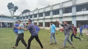 শিক্ষক শফিকুর রহমানকে মারধর ও গলাধাক্কা দিয়ে স্কুল থেকে বের করে দেওয়ার অভিযোগ উঠেছে বিএনপি ও ছাত্রদল নেতাদের বিরুদ্ধে।