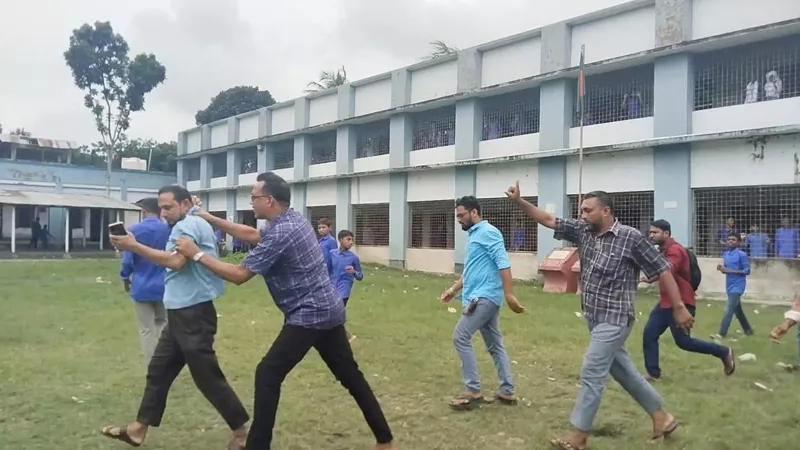 শিক্ষক শফিকুর রহমানকে মারধর ও গলাধাক্কা দিয়ে স্কুল থেকে বের করে দেওয়ার অভিযোগ উঠেছে বিএনপি ও ছাত্রদল নেতাদের বিরুদ্ধে।
