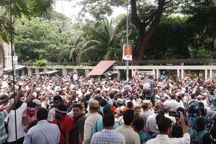সরকারকে এক মাসের আলটিমেটাম দিয়েছেন আন্দোলনরত শিক্ষকরা।