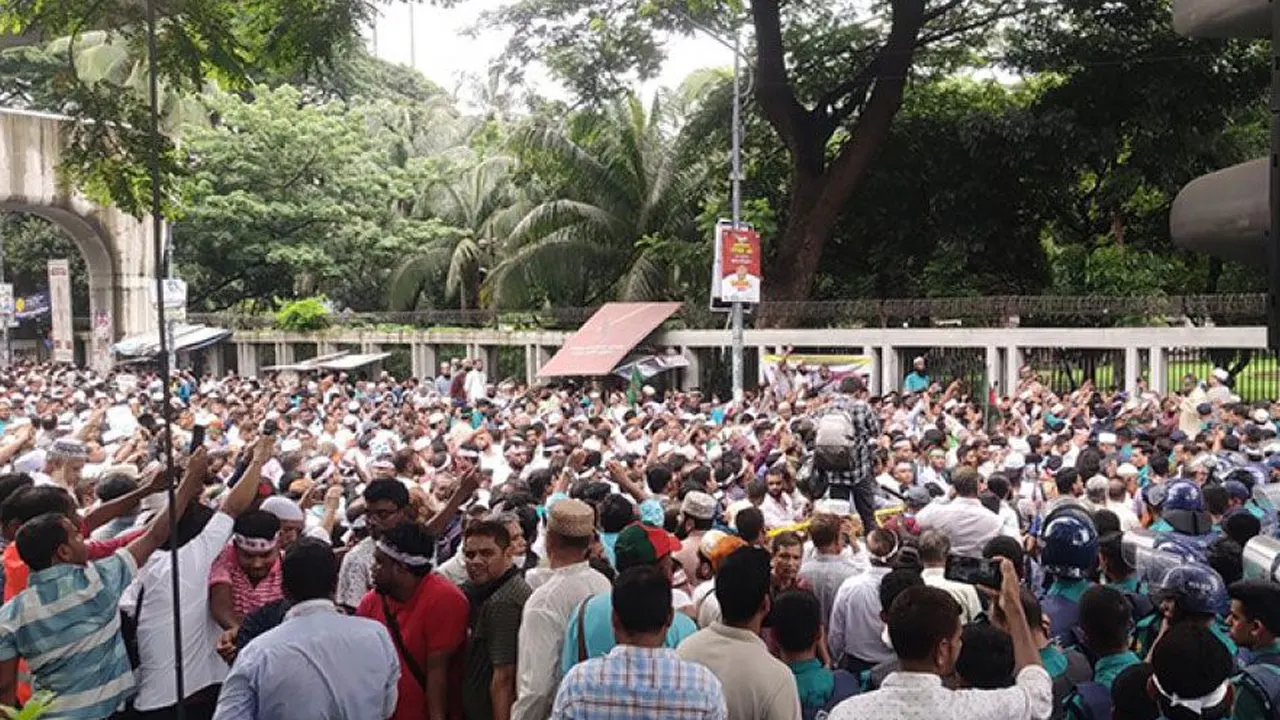 সরকারকে এক মাসের আলটিমেটাম দিয়েছেন আন্দোলনরত শিক্ষকরা।