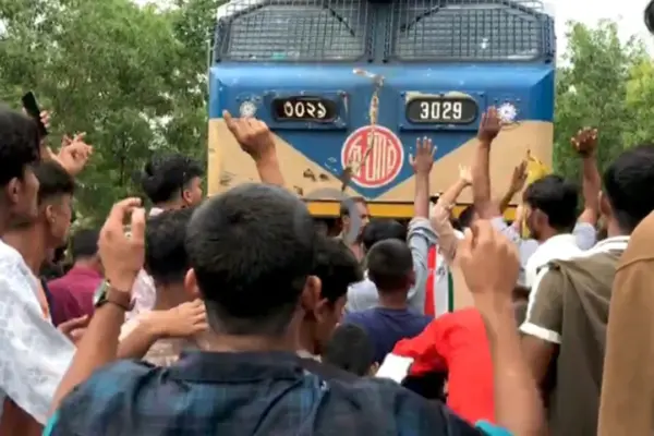 অটোরিকশার চালক ও যাত্রীসহ পাঁচজন নিহত হয়েছেন।