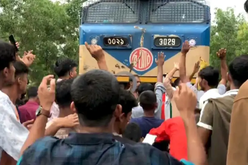 অটোরিকশার চালক ও যাত্রীসহ পাঁচজন নিহত হয়েছেন।