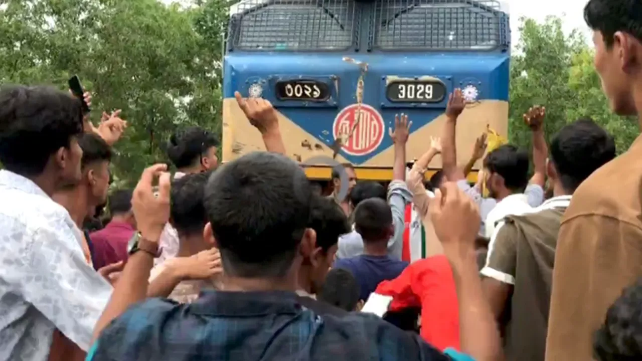 অটোরিকশার চালক ও যাত্রীসহ পাঁচজন নিহত হয়েছেন।