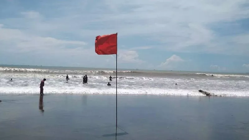 চার সমুদ্রবন্দরকে তিন নম্বর সতর্ক সংকেত দেখাতে বলেছে আবহাওয়া অধিদপ্তর।