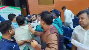 সংসদীয় আসনের সীমানা নিয়ে আপত্তি শুনানিতে হাতাহাতির ঘটনা ঘটেছে।