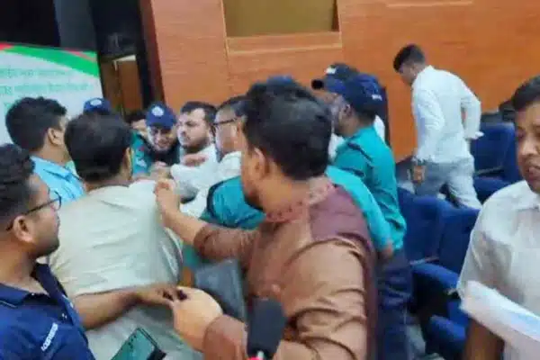 সংসদীয় আসনের সীমানা নিয়ে আপত্তি শুনানিতে হাতাহাতির ঘটনা ঘটেছে।
