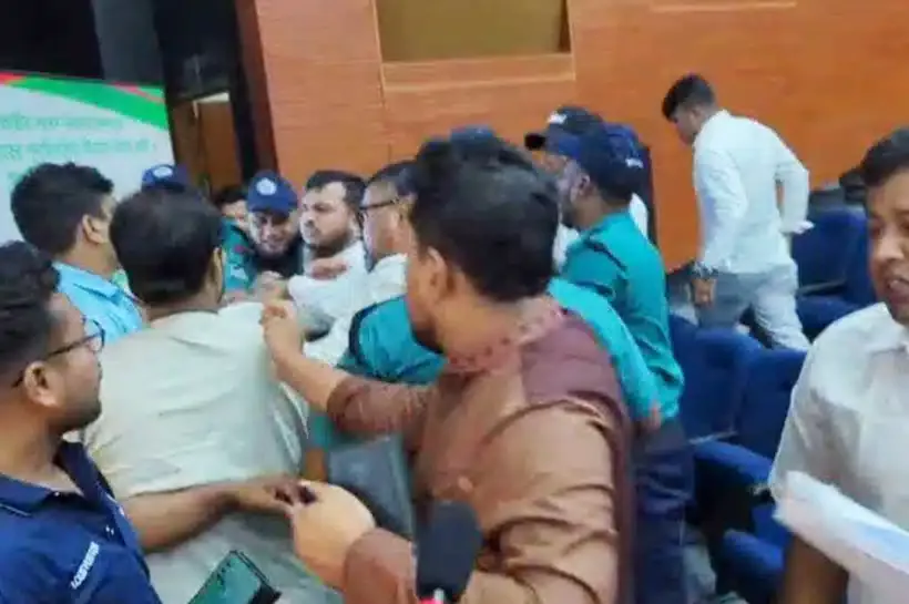 সংসদীয় আসনের সীমানা নিয়ে আপত্তি শুনানিতে হাতাহাতির ঘটনা ঘটেছে।