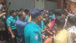 আসিফ নজরুলের পদত্যাগের দাবিতে সচিবালয়ের সামনে অবস্থান নিয়েছেন জুলাই শহীদ পরিবারের সদস্যরা এবং আহতরা।