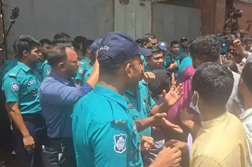 আসিফ নজরুলের পদত্যাগের দাবিতে সচিবালয়ের সামনে অবস্থান নিয়েছেন জুলাই শহীদ পরিবারের সদস্যরা এবং আহতরা।