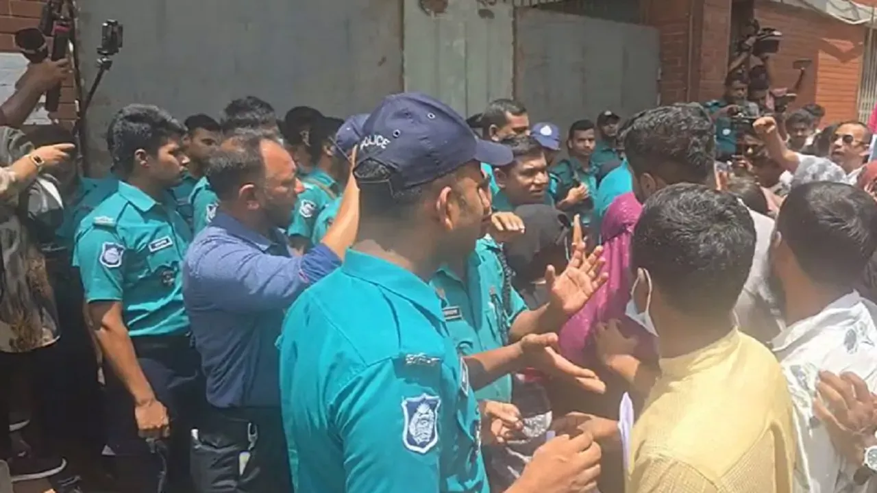 আসিফ নজরুলের পদত্যাগের দাবিতে সচিবালয়ের সামনে অবস্থান নিয়েছেন জুলাই শহীদ পরিবারের সদস্যরা এবং আহতরা।